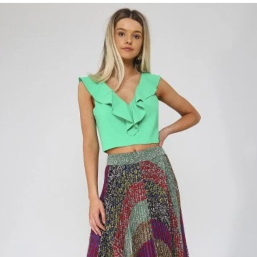 New❣️ Alice + Olivia Pria Cropped V-Neck Ruffle Top - Picture 7 of 8